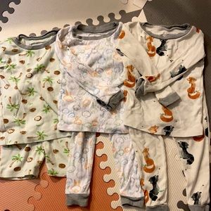 Bundle used good condition organic Burt’s bees jammies 2T